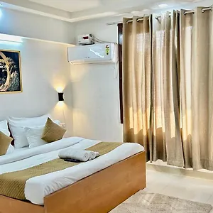 Hotel Aura Luxury I Couple Friendly I Near Golf Course Road, Sector 57,